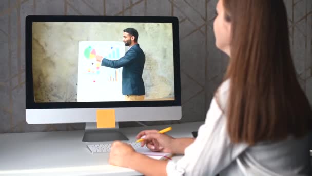 Indiano treinador de negócios masculino está realizando treinamento on-line para jovem estudante ou empregado — Vídeo de Stock