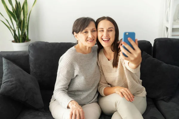 Madre mayor e hija mayor pasan tiempo juntos —  Fotos de Stock