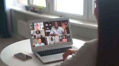 Sınıf arkadaşlarıyla mesafeli video iletişimi için başvuru kullanan kız öğrenci
