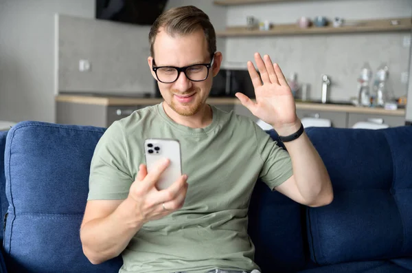 Mladý pohledný chlap používající smartphone pro videohovor — Stock fotografie