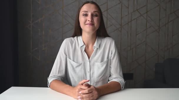 Улыбающаяся брюнетка молодая женщина участвовала в цифровом разговоре веб-камеры — стоковое видео
