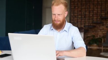 İş adamı akıllı ve rahat gömlekli el ele tutuşuyor. İş yerinde dinleniyor.