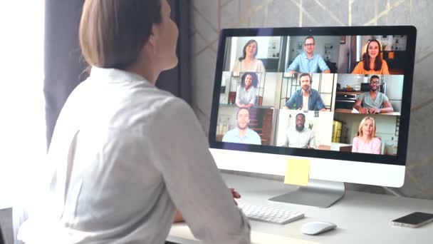 Mulher usando aplicativo para comunicação de vídeo à distância com colegas de trabalho — Vídeo de Stock