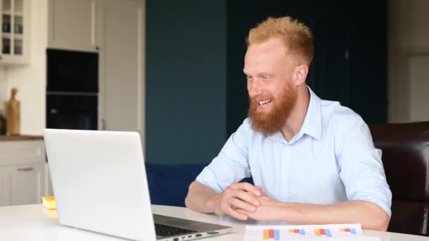 Ottimista uomo d'affari barbuto rossa che fa videochiamate sul computer portatile — Video Stock