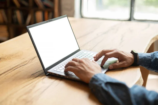 Mãos masculinas no teclado do laptop — Fotografia de Stock