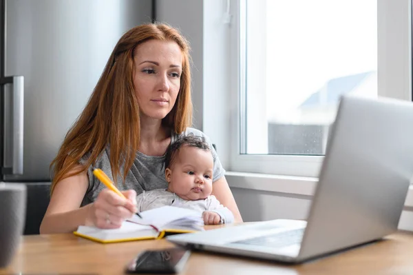 Joven madre freelancer trabajando remotamente desde casa — Foto de Stock