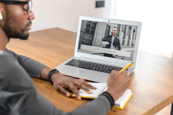 Hombre desempleado usando el ordenador portátil, navegar por el sitio web de negocios —  Fotos de Stock
