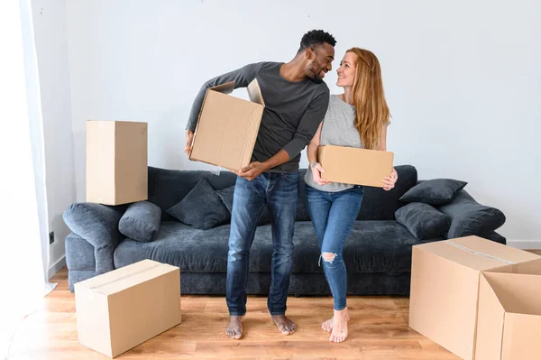 Gelukkig Afro-Amerikaans vriendje en charmant Kaukasisch vriendin is uitpakken — Stockfoto