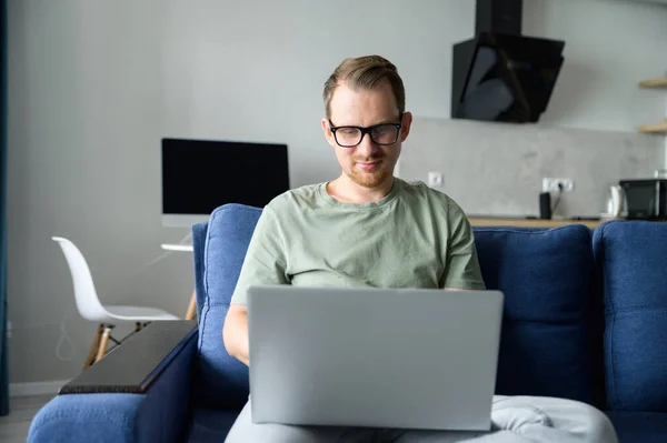 Slimme freelancer met laptop voor thuiswerk op afstand — Stockfoto