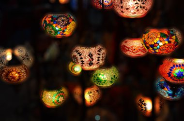 Fener ile arka plan bulanık