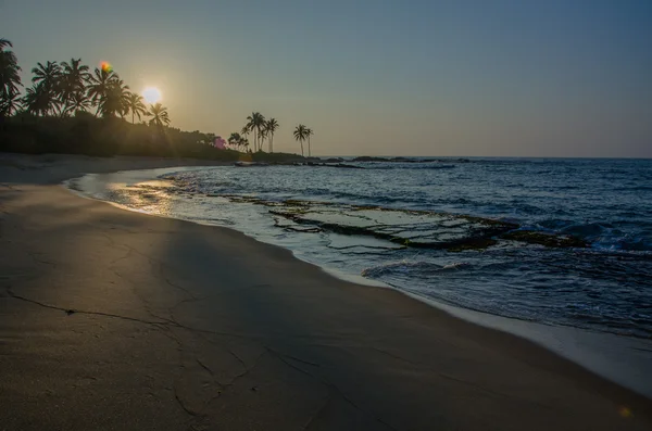 Belo pôr do sol em um resort de praia em trópicos — Fotografia de Stock
