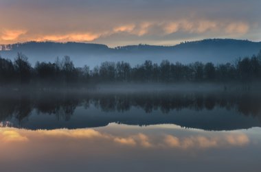su yüzeyinde yansıma