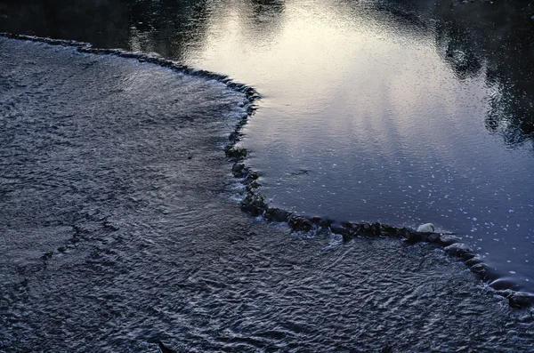 Cascade dans la rivière — Photo