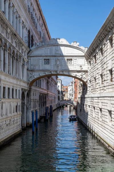 Characteristic Bridge Venice Located Short Distance Piazza San Marco Crosses — Stock Photo, Image