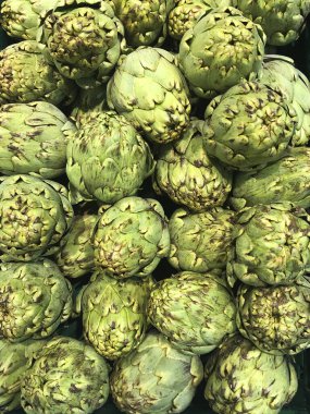 alcachofas verdes en el mercado