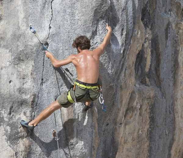 Man climbing a rock — Stock Photo, Image
