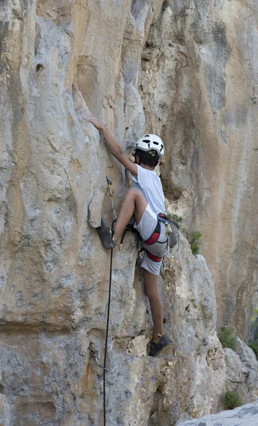 Child climbing a rock — Stock Photo, Image