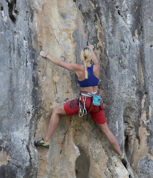 Woman climbing a rock — Stock Photo, Image