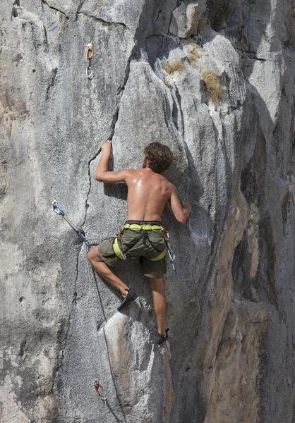 Man climbing a rock — Stock Photo, Image