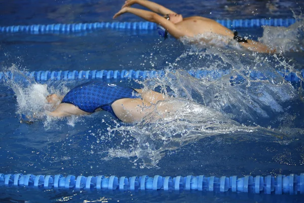 Childrens in swimming pool — Stock Photo, Image