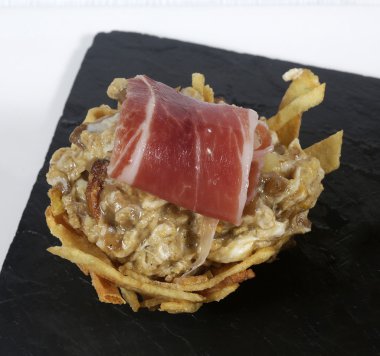 jambon ve patates kızartması ile karıştırılmış mantar sepeti