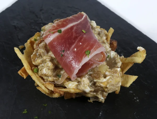 Basket of mushrooms scrambled with ham and chips — Stock Photo, Image