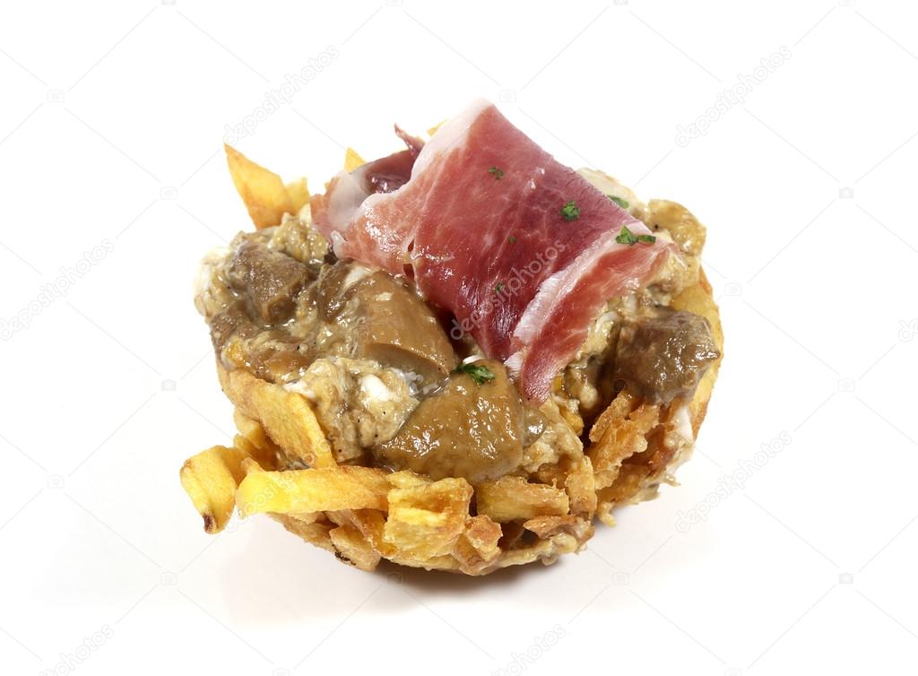 Basket of mushrooms scrambled with ham and chips
