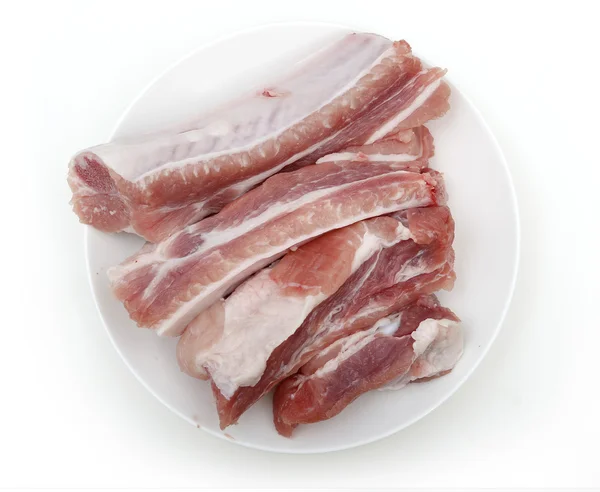 Côtelette de porc sur une assiette blanche — Photo