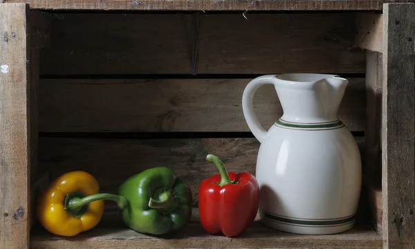 bodegon bir sürahi ve üç biber ile