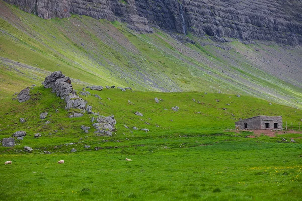 Ett övergivet hus på landsbygden Island — Stockfoto