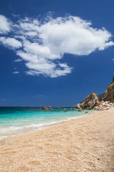 Cala mariolu på en klar dag, Sardinien — Stockfoto