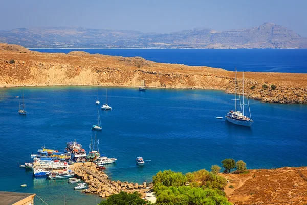 Vista de cima da praia principal em Lindos, Rhodes, um dos consoles de Dodecanese no mar aegean, Greece . — Fotografia de Stock