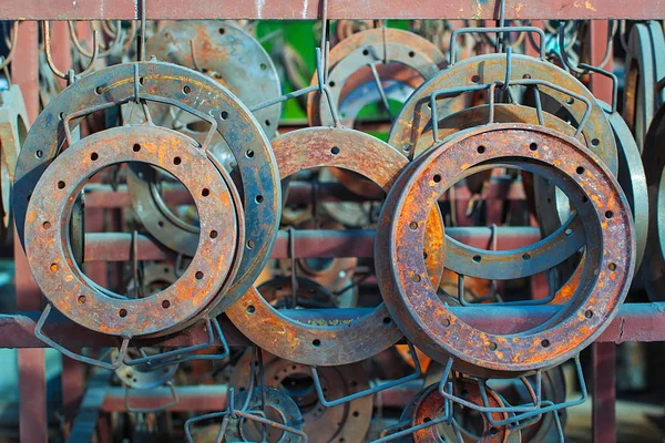 Flanges de aço enferrujado no armazém — Fotografia de Stock