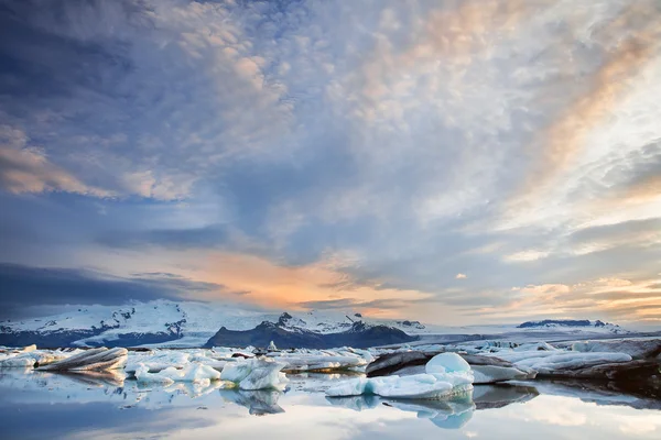 Jokulsarlon ijs lagune in zonsondergang licht, IJsland — Stockfoto