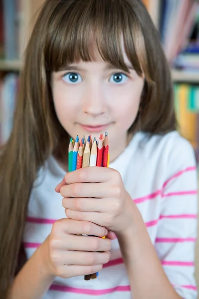 Beautyful girl holding many pencils. — Stock Photo, Image