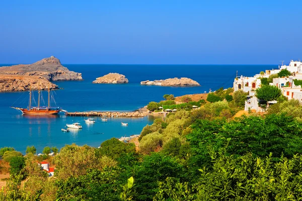 Iate histórico na baía de Lindos na ilha de Rodos — Fotografia de Stock