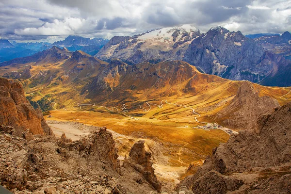 Itália - Dolomitas. Vista de montanhas de Pordoi — Fotografia de Stock