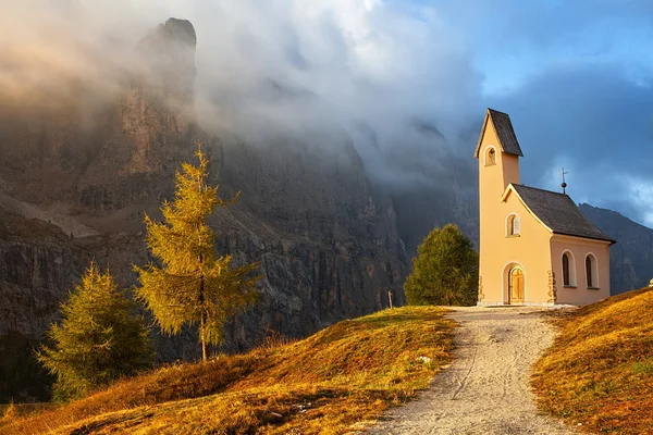 Pequeña capilla, Passo Gardena, Italia — Foto de Stock