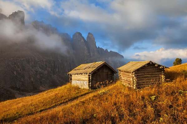 Abode of sheeps shepherd with mountains in the background — Stock Photo, Image