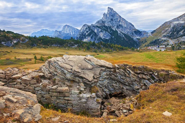 Mount Sass de çizgiler, Falyarego yolu, Dolomites — Stok fotoğraf