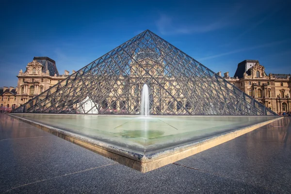 La pyramide du Louvre — Photo