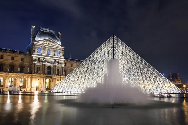 卢浮宫玻璃金字塔 — 图库照片