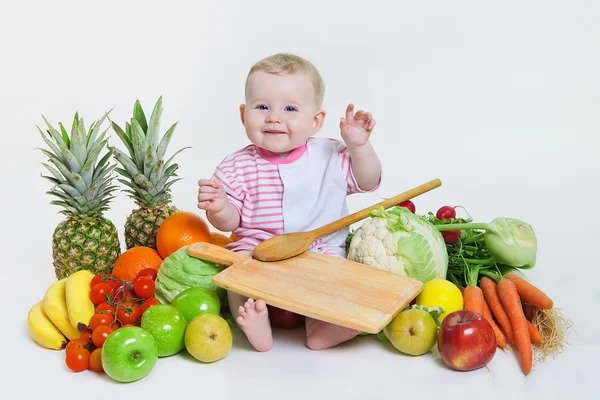 Bebê bonito sentado com frutas e legumes — Fotografia de Stock