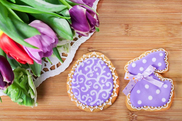 Lebkuchenherz und Tulpen — Stockfoto