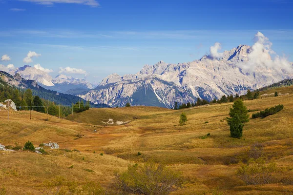 Mount Sass de çizgiler, Falyarego yolu, Dolomites — Stok fotoğraf