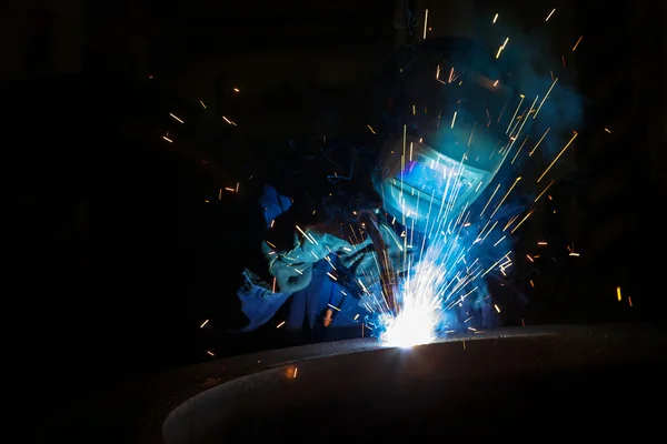 Welder worker is welding — Stock Photo, Image