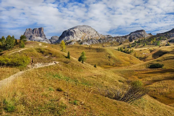 Vista de cima del passo. Falzarego camino, Dolomitas — Foto de Stock