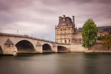 Paris'te seine Nehri'nin Pont du atlıkarınca