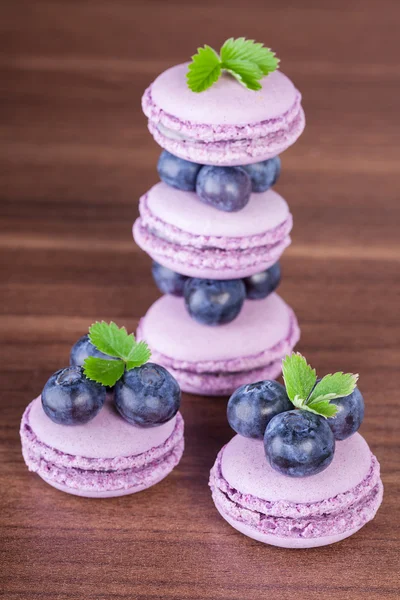 Macaroons with blueberries — Stock Photo, Image