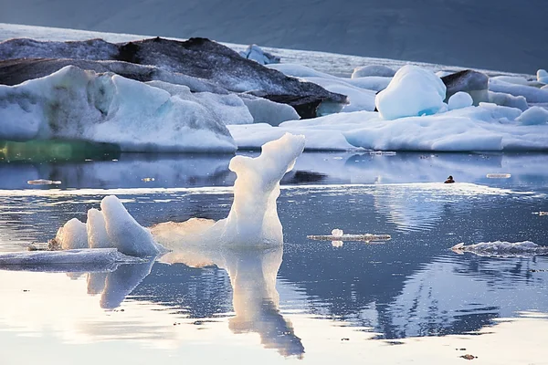 Lagunie Jokulsarlon lodu w światło słoneczne, Islandia — Zdjęcie stockowe